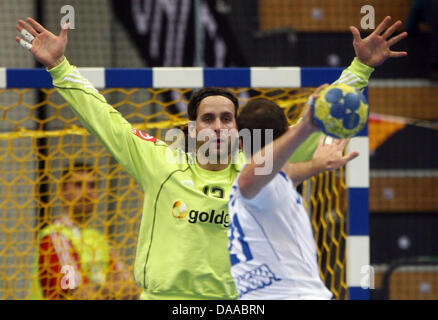 Portiere Silvio Heinevetter (L) della Repubblica federale di Germania contro Michael Guigou della Francia durante il di Pallamano Campionato Mondiale turno preliminare Gruppo a corrispondere la Germania contro la Francia in Kristianstad, Svezia, 19 gennaio 2011. Foto: Jens Wolf dpa Foto Stock