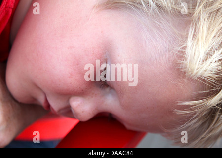 Dormire quattro-anno-vecchio ragazzo Foto Stock
