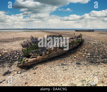 A relitti a raggiungere Elmley, swale. (Eventualmente WW2 dragamine in legno). Foto Stock