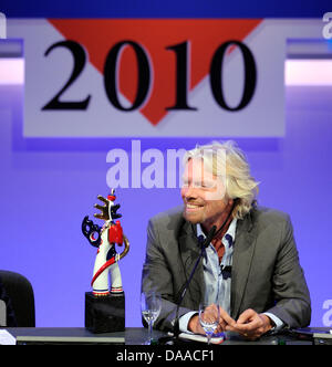 British imprenditore miliardario e Richard Branson è premiato con il tedesco premio Media 2010 presso il Centro Congressi di Baden Baden, Germania, 24 gennaio 2011. Dal 1992 la media tedesca di premio viene assegnato a una figura pubblica, che ha, secondo la vista i redattori capo del comitato di selezione, coniato la vita pubblica e politica in un modo speciale. Foto: Uli Deck Foto Stock