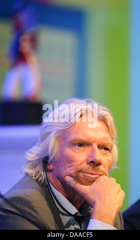 British imprenditore miliardario e Richard Branson è premiato con il tedesco premio Media 2010 presso il Centro Congressi di Baden Baden, Germania, 24 gennaio 2011. Nonostante il suo legamento crociato rottura, ha mostrato su stampelle per ricevere il suo premio. Dal 1992 la media tedesca di premio viene assegnato a una figura pubblica, che ha, secondo la vista i redattori capo nella selezione di co Foto Stock