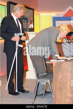 British imprenditore miliardario e Richard Branson (r)arriva per la cerimonia di premiazione dei media tedeschi Prize 2010 insieme con Karlheinz Koegel (l)presso il Centro Congressi di Baden Baden, Germania, 24 gennaio 2011. Nonostante il suo legamento crociato rottura, ha mostrato su stampelle per ricevere il suo premio. Dal 1992 la media tedesca di premio viene assegnato a una figura pubblica, che ha, accordi Foto Stock