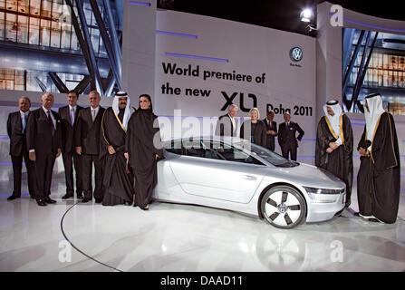 Wolfgang Porsche (L-R), presidente del consiglio di sorveglianza di Porsche AG, Ferdinand Piech, presidente del consiglio di sorveglianza della Volkswagen AG e della Bassa Sassonia il Ministro Presidente David McAllister (CDU), Martin Winterkorn, presidente del consiglio di amministrazione della Volkswagen AG e della sua maestà l'Emiro del Qatar Sheikh Hamad bin Khalifa al Thani e Sua Maestà Sheikha Moza Bint Nassar stand accanto al Vo Foto Stock