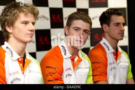 (L a R): Nico Hulkenberg (GER) Force India F1, Paul di Resta (GBR) Force India F1e Adrian Sutil (GER) Force India F1. Force India F1 Driver annuncio, Whyte & Mackay, Glasgow, Scozia, 26 gennaio 2011. Foto Stock