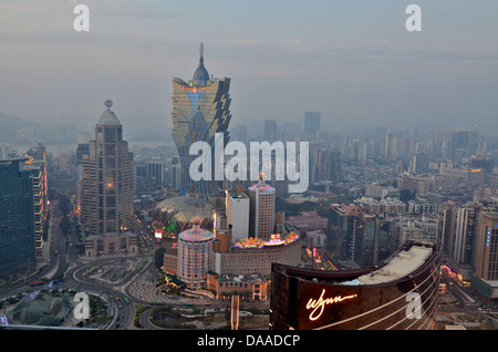 Occhio di un uccello sulla Banca di Cina edificio, Lisboa Hotel e Casinò, e il più recente Grand Lisboa estensione. Foto Stock