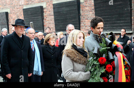 Il Presidente tedesco Christian Wulff (L) stabilisce una corona con il presidente del Concistoro centrale degli ebrei in Germania Dieter Graumann (C) e la sua predecessot Charlotte Knobloch (R) come egli visite ex estinzione camp Auschwitz in Oświęcim, Polonia, 27 gennaio 2011. Signor Wulff hanno partecipato a una commemorazione del sessantesimo anniversario della liberazione di Auschwitz campo di sterminio. Foto: WOLFGANG KUMM Foto Stock