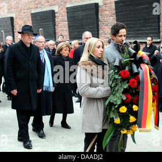 Il Presidente tedesco Christian Wulff (L) stabilisce una corona con il presidente del Concistoro centrale degli ebrei in Germania Dieter Graumann (C) e la sua predecessot Charlotte Knobloch (R) come egli visite ex estinzione camp Auschwitz in Oświęcim, Polonia, 27 gennaio 2011. Signor Wulff hanno partecipato a una commemorazione del sessantesimo anniversario della liberazione di Auschwitz campo di sterminio. Foto: WOLFGANG KUMM Foto Stock