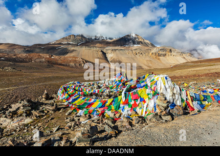 La preghiera buddista bandiere (lungta) su Baralacha La pass sulla autostrada Manali-Leh in Himalaya. Himachal Pradesh, India Foto Stock