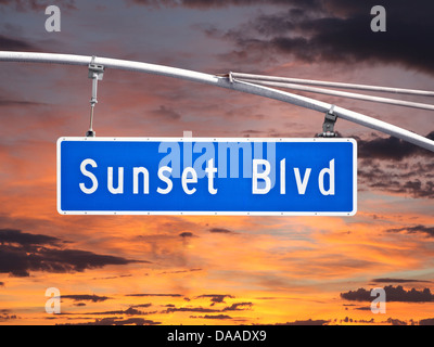 Sunset Blvd tettuccio di un cartello stradale con il cielo al tramonto. Foto Stock