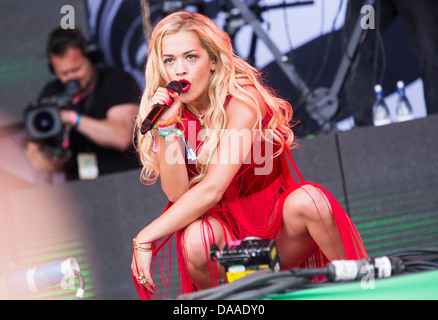 Rita Ora esegue sulla fase della piramide il venerdì di Glastonbury Festival. 28 Giugno 2013 Foto Stock