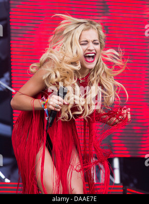 Rita Ora esegue sulla fase della piramide il venerdì di Glastonbury Festival. 28 Giugno 2013 Foto Stock