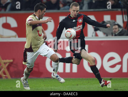 Leverkusen's Michal Kadlec (R) il sistema VIES per la palla con il Hannover Karim Haggui durante la Bundesliga partita di calcio tra Bayer Leverkusen e Hannover 96 al BayArena a Leverkusen, Germania, 28 gennaio 2011. Leverkusen ha vinto la partita 2-0. Foto: Friso Gentsch Foto Stock