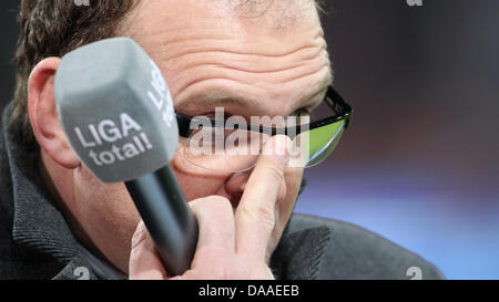 Leverkusen dell ex giocatore e attuale direttore sportivo Jörg Schmadtke dà un intervista prima Bundesliga tedesca match Bayer Leverkusen vs Hannover 96 al BayArena a Leverkusen, Germania, 28 gennaio 2011. Leverkusen ha vinto la partita 2:0. Foto: Friso Gentsch Foto Stock