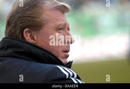 Wolfsburg il capo allenatore Steve McClaren sorge sul collaterale e guarda oltre la sua spalla prima della Bundesliga partita di calcio tra VfL Wolfsburg e Borussia Dortmund in Volkswagen-Arena a Wolfsburg, in Germania, 29 gennaio 2011. Foto: Peter Steffen (ATTENZIONE: embargo condizioni! Il DFL permette l'ulteriore utilizzazione delle immagini nella IPTV, servizi di telefonia mobile e altri n Foto Stock