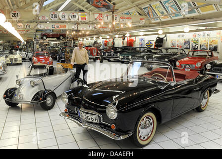 Collezionista di vecchi e rare Automobili, Heiko Seekamp, presenta un nero Rometsch auto sportiva e un Messerschmitt bolla in auto oldtimer Hall di Brema, Germania, 17 gennaio 2011. La Rometsch fu costruito a partire dal 1956-59 su un Maggiolino e la base è una rarità assoluta di oggi. Questa automobile saranno esposti a questo anno di Bremen Classic Motorshow (04-06 febbraio 2011) presso la città di esposizione ce Foto Stock