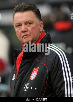 Del Bayern Monaco capo allenatore Louis van Gaal arriva allo stadio prima della Bundesliga soccer match tra Werder Brema e Bayern Monaco di Baviera in Weser Stadion di Brema, Germania, 29 gennaio 2011. Foto: Carmen Jaspersen Foto Stock