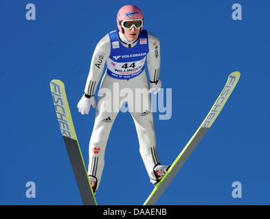 Sci tedesca il ponticello Severin Freund al FIS ski jumping World Cup a Willingen, Germania, 30 gennaio 2011. Foto: ARNE DEDERT Foto Stock