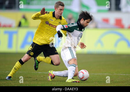 Wolfsburg Diego è (R) il sistema VIES per la palla con Dortmund Sven Bender durante la Bundesliga partita di calcio tra VfL Wolfsburg e Borussia Dortmund all'Arena Volkswagen a Wolfsburg, in Germania, 29 gennaio 2011. Foto: Jochen Luebke Foto Stock