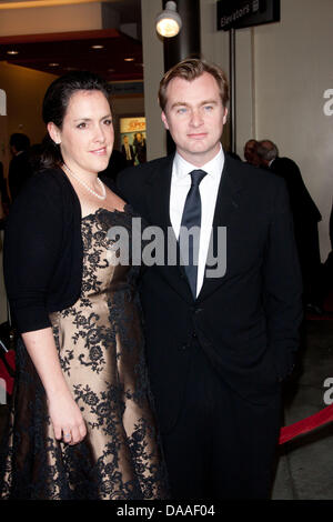 Direttore Christopher Nolan e produttore Emma Thomas arrivano presso la sala stampa della 63a edizione annuale dei Premi DGA presentato dalla Directors Guild of America presso la grande sala da ballo di Hollywood & Highland a Los Angeles, Stati Uniti d'America, 29 gennaio 2011. Foto: Hubert Boesl Foto Stock