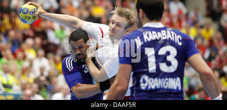 Lasse Boesen (C) della Danimarca in azione contro Didier Dinart (L) e Nikola Karabatic della Francia durante la finale di di Pallamano Campionato Mondiale tra la Francia e la Danimarca a Malmo, Svezia, 30 gennaio 2011. Foto: Jens Wolf Foto Stock