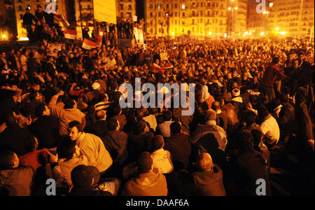 I manifestanti in piazza Tahrir al Cairo, Egitto, 30 gennaio 2011. Proteste contro il governo in Egitto continua. Foto: HANNIBAL HANSCHKE Foto Stock