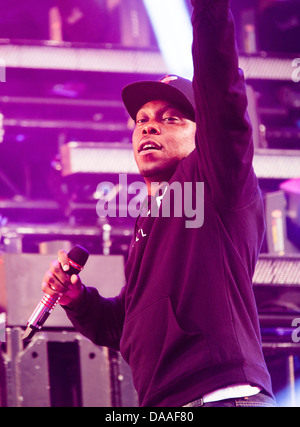 Dizzee Rascal esegue sulla fase della piramide il venerdì di Glastonbury Festival. 28 Giugno 2013 Foto Stock