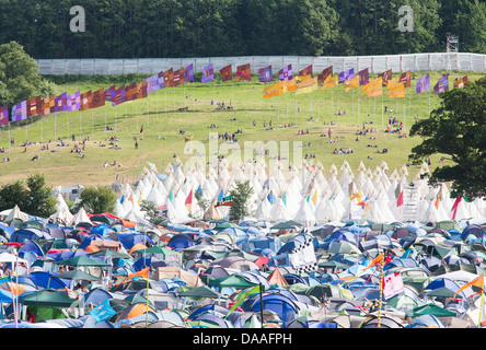 Vista generale di tende, bandiere e le recinzioni perimetrali al Glastonbury Festival 2013. Foto Stock