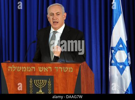 Il Primo Ministro israeliano Benjamin Netanyahu offre una conferenza stampa dopo il governo German-Israeli consultazioni in Gerusalemme, Israele, 31 gennaio 2011. Il cancelliere tedesco Angela Merkel e molti dei suoi ministri è atterrato a Tel Aviv lunedì per una visita di due giorni che include una sessione congiunta del popolo israeliano e armadi di tedesco. Foto: RAINER JENSEN Foto Stock