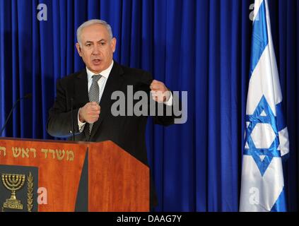 Il Primo Ministro israeliano Benjamin Netanyahu offre una conferenza stampa dopo il governo German-Israeli consultazioni in Gerusalemme, Israele, 31 gennaio 2011. Il cancelliere tedesco Angela Merkel e molti dei suoi ministri è atterrato a Tel Aviv lunedì per una visita di due giorni che include una sessione congiunta del popolo israeliano e armadi di tedesco. Foto: RAINER JENSEN Foto Stock