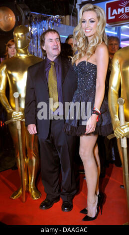 Musicista irlandese Chris de Burgh (L) e sua figlia Rosanna Davison (R) pongono alla sfilata di moda di 'Lambertz lunedì notte -Schoko & moda' a Colonia, Germania, 31 gennaio 2011. Il produttore di dolci del partito ha avuto luogo nell'ambito di dolci internazionali Fiere ISM. Foto: Henning Kaiser Foto Stock