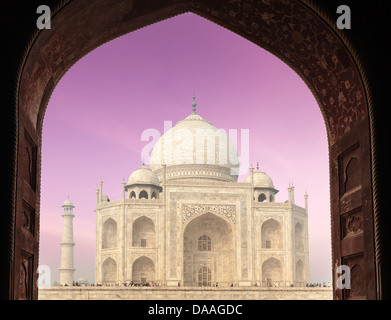 Taj Mahal attraverso arch, simbolo indiano - India travel background. Agra, Uttar Pradesh, India Foto Stock