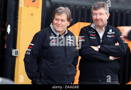 Mercedes GP team principal Ross Brawn (L) e direttore di Mercedes Motorsport Norbert Haug (R) svelare la Mercedes GP è di nuovo MGP W02 con presso il Circuito Ricardo Tomo di Valencia, Spagna, 01 febbraio 2011.I MGP W02 sarà Mercedes GP di arma di scelta per il 2011 Formula Uno Stagione per iniziare il 13 marzo con il Gran Premio del Bahrain. Primo test rides sono tenuti oggi al circuito theValencia. Foto Foto Stock