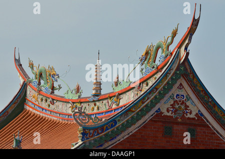 Un dettaglio del tetto del tempio del Tian Hou Palace all'UN-ma il villaggio culturale, una dinastia Qing-stile complesso. Foto Stock