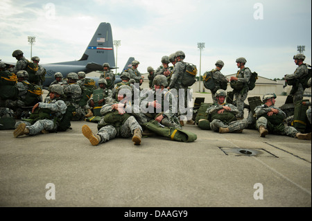 Stati Uniti Paracadutisti dell'esercito assegnato all'ottantaduesima Airborne Division 3° Brigata Team di combattimento di attendere alla scheda C-130J Super Hercules durante operative comuni di esercizio di accesso (JOAX) 13-03, Fort Bragg, N.C., Giugno 24, 2013. JOAX è una formazione congiunta esercizio progettato per Foto Stock
