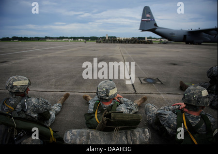 Stati Uniti Paracadutisti dell'esercito, assegnato all'ottantaduesima Airborne Division, 3° Brigata Team di combattimento, attendere alla scheda C-130J Super Hercules durante il funzionamento congiunto di accedere esercizio 13-03, Fort Bragg, N.C., Giugno 24, 2013. JOAX è una formazione congiunta esercizio progettata per pre Foto Stock