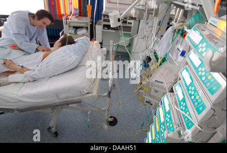 Il dott. Hans Gerd Kehl, il commissionary capo dei figli di cardiologia, controlli sull'operato 10-anno-vecchio Christopher Hoter presso i bambini di cardiologia l'Ospedale Universitario di Muenster, Germania, 10 dicembre 2010. Christopher Hoter nacque con un coarctation dell'aorta. Ogni anno, 6000 bambini con difetti cardiaci sono nati in Germania. La possibilità di sopravvivenza per il Foto Stock