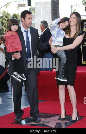 Attore Adam Sandler, sua moglie Jackie e le sue figlie Sunny (parte superiore rossa) e Sadie la cerimonia in onore di attore Adam Sandler con una stella sulla Hollywood Walk of Fame a Los Angeles, USA, il 01 febbraio 2011. Foto: Hubert Boesl Foto Stock