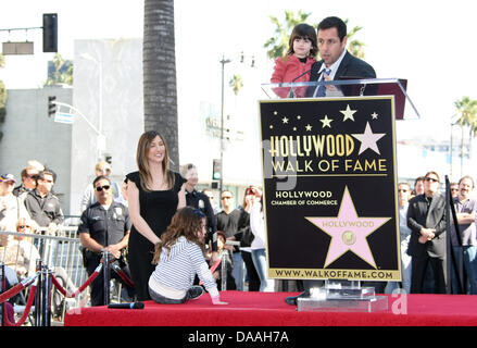 Attore Adam Sandler, sua moglie Jackie e le sue figlie Sunny (parte superiore rossa) e Sadie la cerimonia in onore di attore Adam Sandler con una stella sulla Hollywood Walk of Fame a Los Angeles, USA, il 01 febbraio 2011. Foto: Hubert Boesl Foto Stock