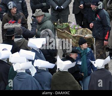 Direttore britannico Guy Ritchie (C grigio cappello in feltro) parla alle persone sul set durante le riprese del film di Hollywood"Sherlock Holmes 2' alla Muensterplatz a Strasburgo, Francia, 02 febbraio 2011. Il film del regista inglese Guy Ritchie è settato nel 1890, quando l'Alsazia apparteneva al Reich tedesco. Il film è prevista per il cinema arrivano alla fine del 2011. Foto: Ronald Wittek Foto Stock