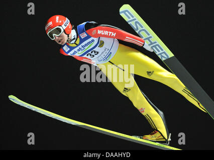 Sci tedesca il ponticello Michael Uhrmann salti dal grande hill ski jump durante il FIS Team Tour Coppa del Mondo di Salto con gli sci a Vogtland Arena di Klingenthal, in Germania, il 02 febbraio 2011. Uhrmann ha preso in tredicesima posizione. Foto: Hendrik Schmidt Foto Stock