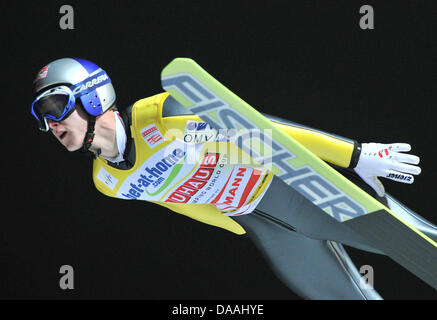 Sci austriaca il ponticello Thomas Morgenstern salti dal grande hill ski jump durante il FIS Team Tour Coppa del Mondo di Salto con gli sci a Vogtland Arena di Klingenthal, in Germania, il 02 febbraio 2011. Morgenstern ha preso il secondo posto. Foto: Hendrik Schmidt Foto Stock