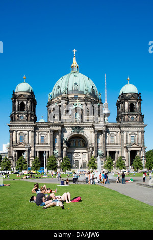 Lustgarten occupato nella parte anteriore del Dom o cattedrale sulla isola dei musei di Berlino Germania Foto Stock
