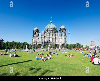 Lustgarten occupato nella parte anteriore del Dom o cattedrale sulla isola dei musei di Berlino Germania Foto Stock