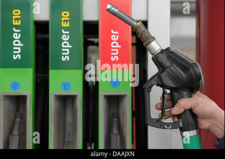 Una illustrazione datata 04 febbraio 2011 mostra un ugello carburante nella parte anteriore del Super E10 scritte al suo distributore di benzina a Bayreuth, Germania. La conversione a nuove bio-BENZINA E10, che contiene il 10% di etanolo, ha iniziato in Germania. Foto: David Ebener Foto Stock