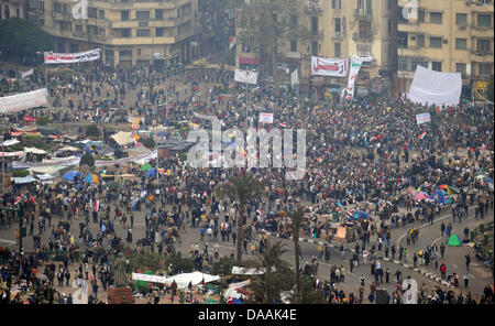 I dimostranti si riuniscono per ottenere l'accesso alla centrale Piazza Tahrir al Cairo, in Egitto, il 05 febbraio 2011. Proteste contro il governo è entrato nella loro XII Giornata dritto in Egitto, come soluzioni venivano rimuginassero a portare ad un power shift alla fine del paese alla paralisi politica. Foto: Annibale dpa Foto Stock