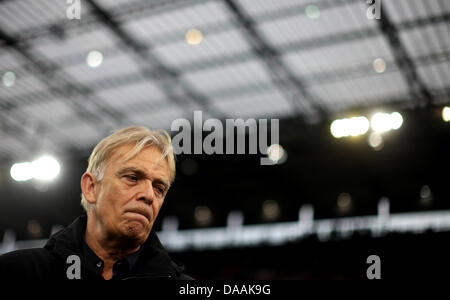 Colonia il direttore sportivo Volker Finke morde le sue labbra prima Bundesliga partita di calcio tra 1° FC Koeln e Bayern Monaco presso il RheinEnergieStadion a Colonia, Germania, il 5 febbraio 2011. Foto: Rolf Vennenbernd (ATTENZIONE: embargo condizioni! Il DFL consentire l'ulteriore utilizzazione delle immagini nella IPTV, servizi di telefonia mobile e altre nuove tecnologie non solo a meno di due ore Foto Stock