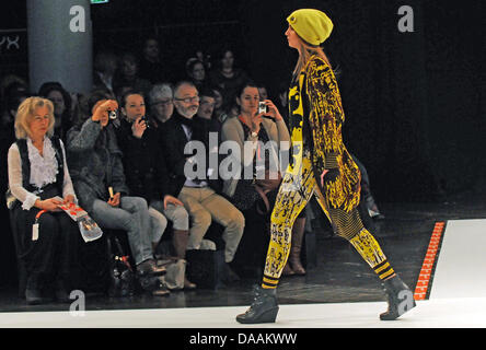 Un modello presenta moda da Grosser Heinrich a CPD firme fashion fiere a Duesseldorf in Germania, 06 febbraio 2011. Foto: HORST OSSINGER Foto Stock