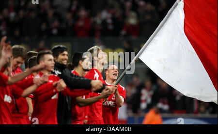 La colonia Lukas Podolski (R) allegria con i suoi compagni di squadra e la ventola dopo la Bundesliga partita di calcio tra 1° FC Koeln e Bayern Monaco presso il RheinEnergieStadion a Colonia, Germania, il 5 febbraio 2011. Colonia ha vinto la partita 3-2. Foto: Rolf Vennenbernd Foto Stock