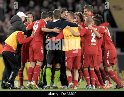 La colonia Lukas Podolski (C) e il suo team celebrare dopo la Bundesliga partita di calcio tra 1° FC Koeln e Bayern Monaco presso il RheinEnergieStadion a Colonia, Germania, il 5 febbraio 2011. Colonia ha vinto la partita 3-2. Foto: Federico Gambarini Foto Stock