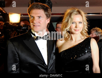 L'attrice Veronica Ferres e compagno di vita Carsten Maschmeyer frequentare sport gala "Ball des Sports in Wiesbaden, Germania, 05 febbraio 2011. Foto: Boris Roessler; Foto Stock